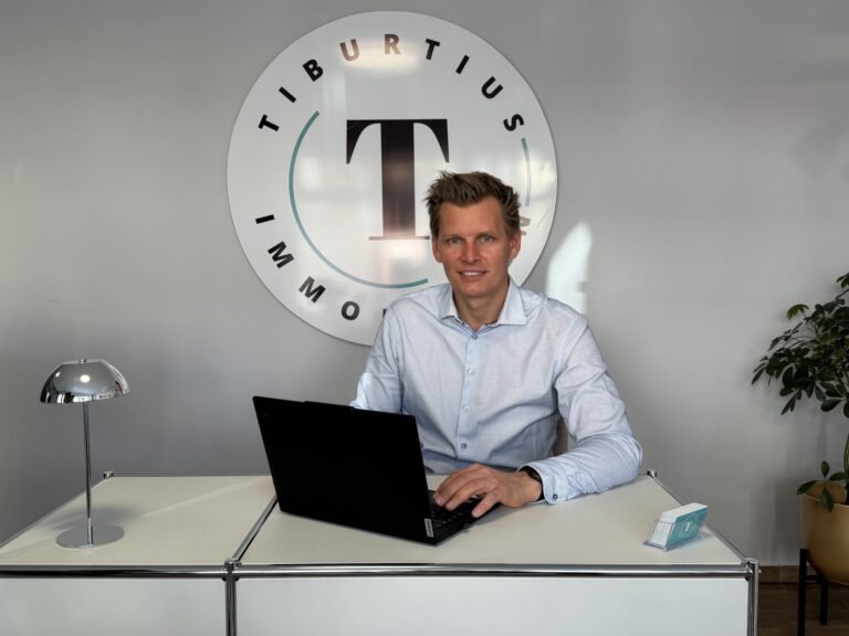 Birk Tiburtius am Schreibtisch