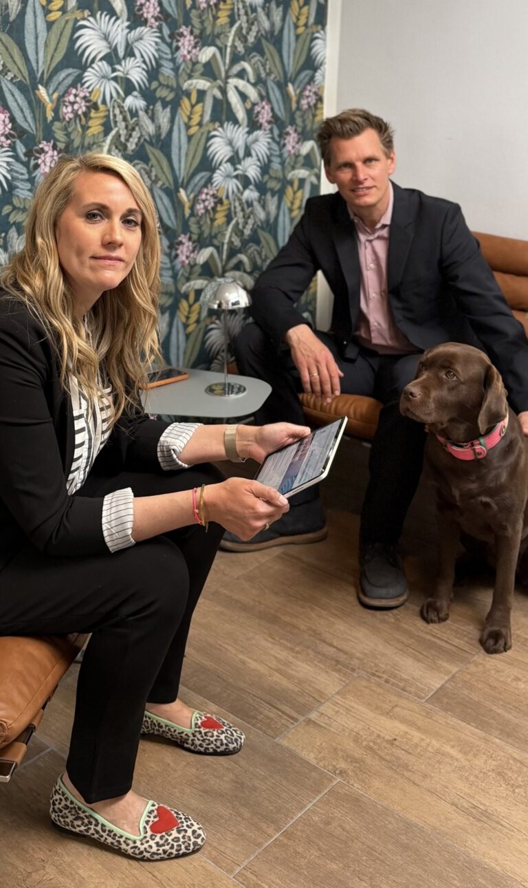 Natalie und Birk Tiburtius im Büro