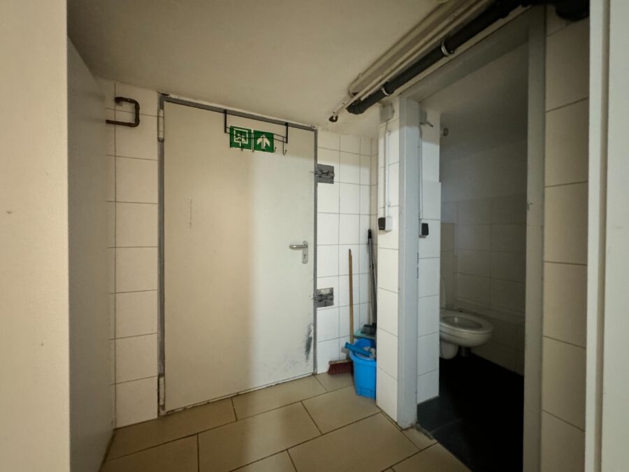 Kleiner Laden in der beliebten Bahnhofstraße - sanitär / notausgang (14309)