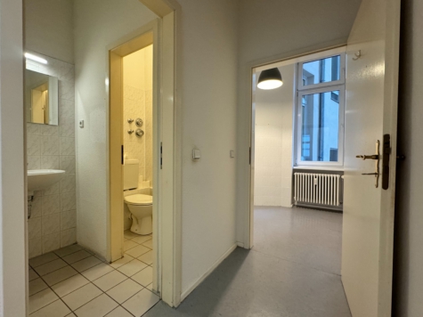 Effizientes Stuck-Altbaubüro mit bis zu 7 Büroräumen Schönhauser/ Ecke Gleim - sanitär / ehemals teeküche (11927)