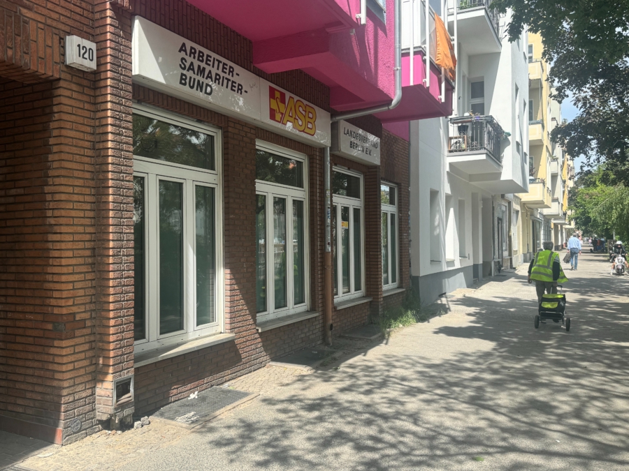 Krankenfahrer /Taxifahrer /Bestatter /Hausmeisterservice… Garagen mit Servicefläche - büroansicht (12003)