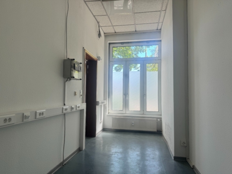 Krankenfahrer /Taxifahrer /Bestatter /Hausmeisterservice… Garagen mit Servicefläche - büro (12039)