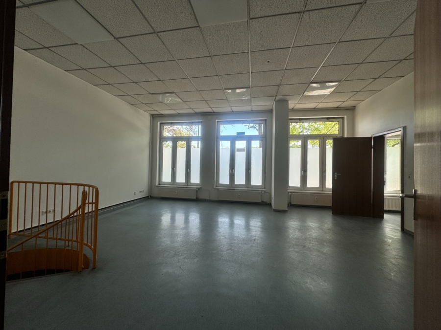 Krankenfahrer /Taxifahrer /Bestatter /Hausmeisterservice… Garagen mit Servicefläche - büro (2) (12038)
