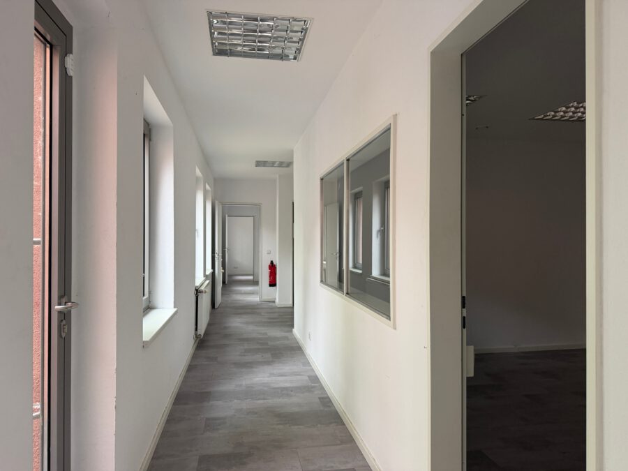 Komplettes Gewerbeobjekt inkl. gut nutzbarem Innenhof zu vermieten - büroflur seitenflügel 1. og links (13258)