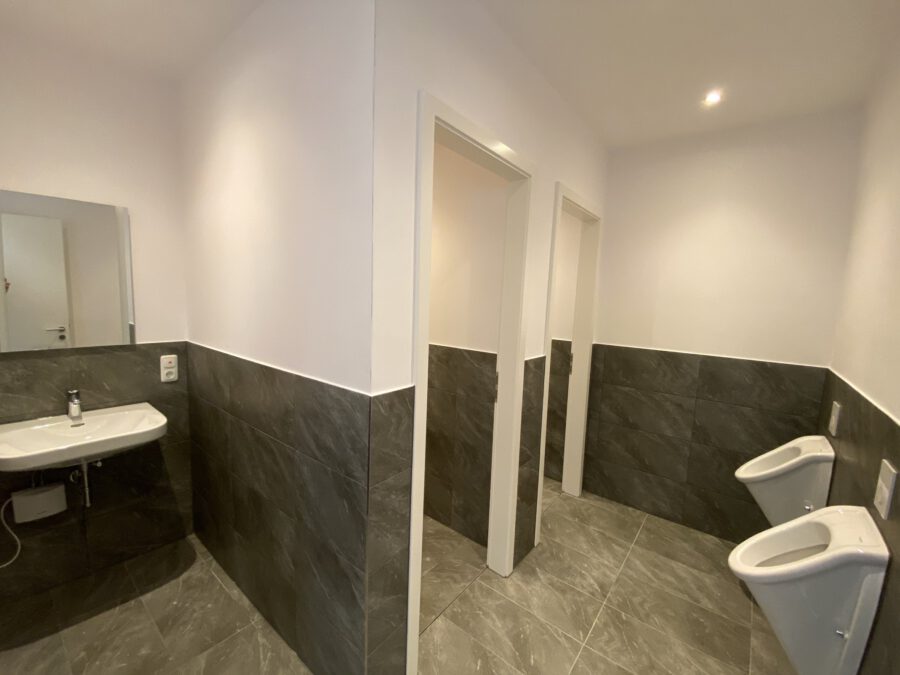 Komplettes Gewerbeobjekt inkl. gut nutzbarem Innenhof zu vermieten - herren wc 1. og rechts (13261)