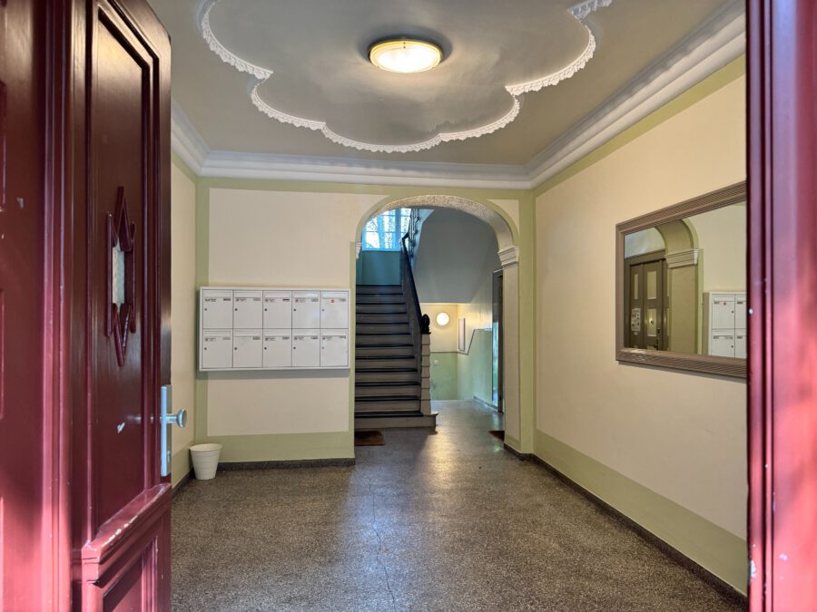 Schönes Altbaubüro im Erdgeschoss mit Vorgarten und 4-5 Räumen - hausflur (13303)