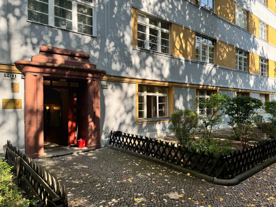 Schönes Altbaubüro im Erdgeschoss mit Vorgarten und 4-5 Räumen - eingang (13302)