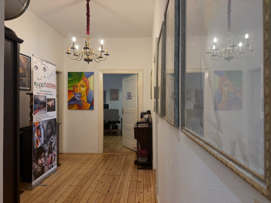 Schönes Altbaubüro im Erdgeschoss mit Vorgarten und 4-5 Räumen - flur (13297)