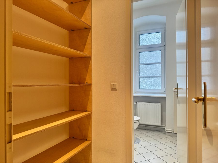 Schönes Altbaubüro im Erdgeschoss mit Vorgarten und 4-5 Räumen - sanitär lager (13301)