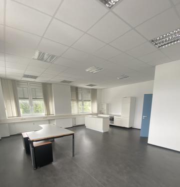 büro - Kleine Bürofläche mit Stellplatz auf der Nonnendammallee in Spandau