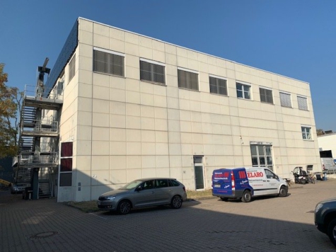 Kleine Bürofläche mit Stellplatz auf der Nonnendammallee in Spandau - objektansicht (11549)