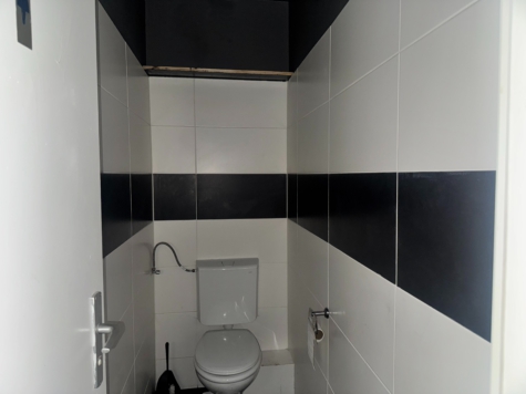 Ladenfläche auf der Schönhauser Allee neben der Volksbank zu vermieten - damen wc (11702)