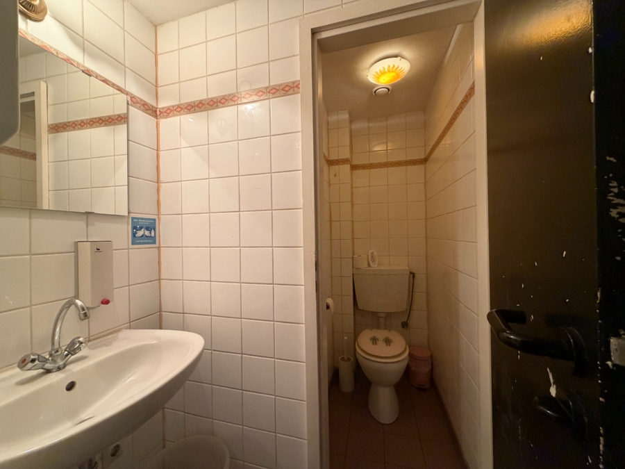 Etablierte und voll ausgestattete Kneipe am S-Bahnhof Mexikoplatz - damen wc (11690)