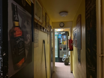 flur hinten - Etablierte und voll ausgestattete Kneipe am S-Bahnhof Mexikoplatz