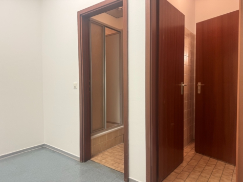Krankenfahrer /Taxifahrer /Bestatter /Hausmeisterservice… Garagen mit Servicefläche - sanitäreinheiten und duschen (11446)