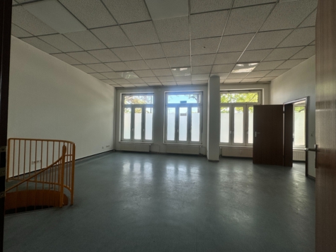 Krankenfahrer /Taxifahrer /Bestatter /Hausmeisterservice… Garagen mit Servicefläche - büro (2) (11441)
