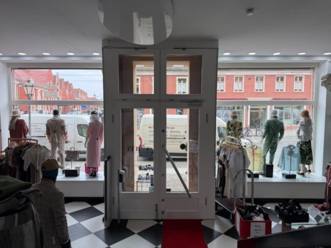 Tolle Gelegenheit – Großzügige Gewerbefläche in Potsdams Innenstadt - schaufenster (11643)
