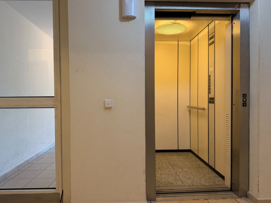 Großzügige 2-Zimmer Wohnung mit Aufzug, Gäste-WC und großem Balkon - aufzug (12708)