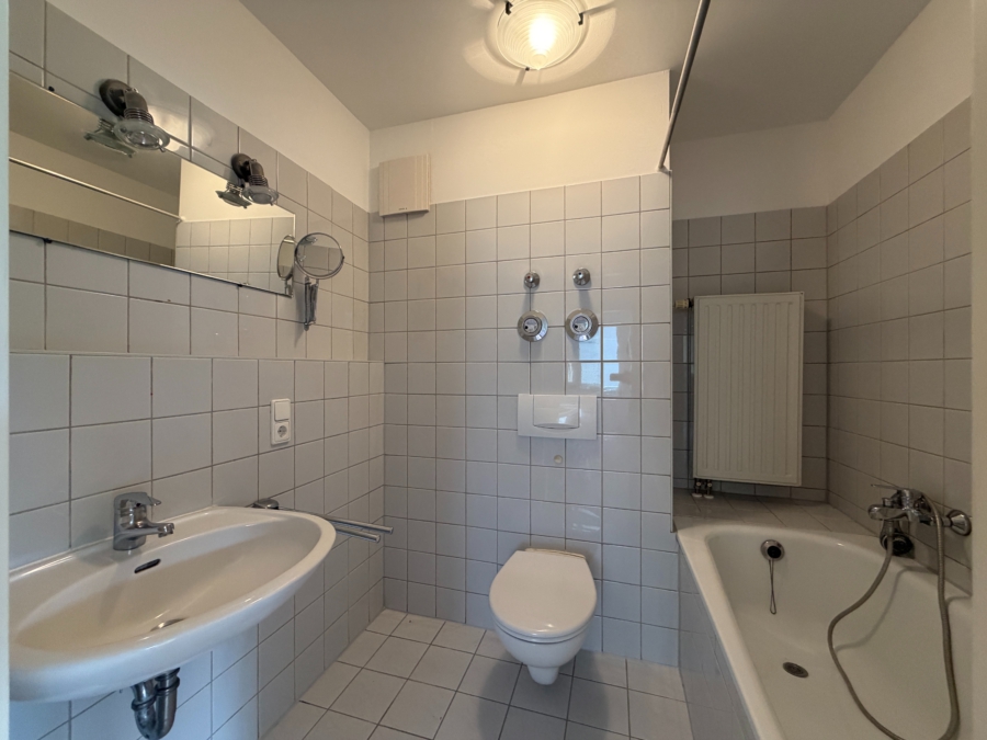 Großzügige 2-Zimmer Wohnung mit Aufzug, Gäste-WC und großem Balkon - badezimmer (12717)