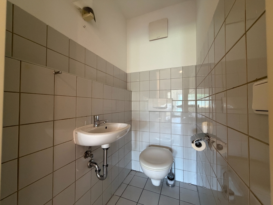 Großzügige 2-Zimmer Wohnung mit Aufzug, Gäste-WC und großem Balkon - gäste wc (12718)