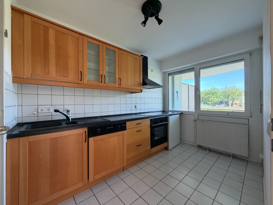 Großzügige 2-Zimmer Wohnung mit Aufzug, Gäste-WC und großem Balkon - küche (12714)