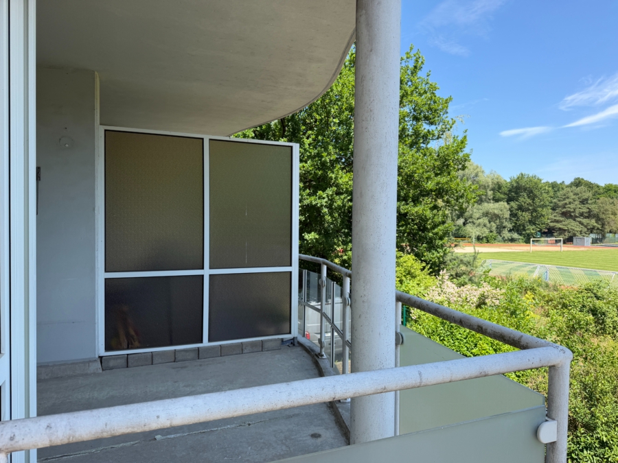 Großzügige 2-Zimmer Wohnung mit Aufzug, Gäste-WC und großem Balkon - loggia ausblick (12713)