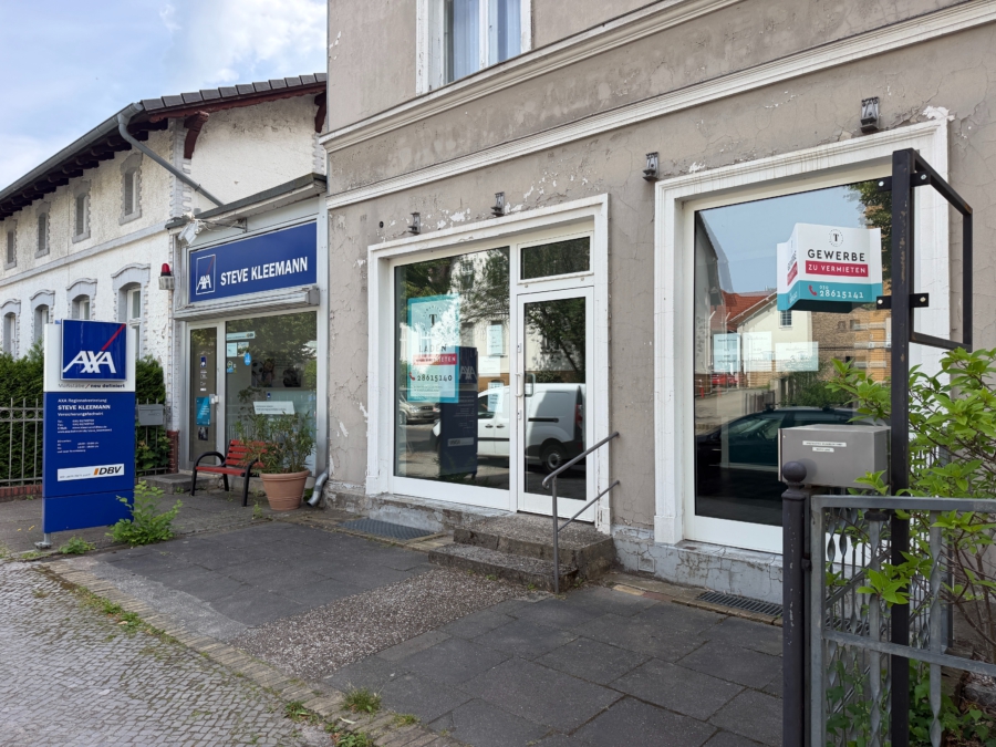 Laden oder Büro mit Terrasse Chausseestraß Wannsee - vorgarten und laden (12352)