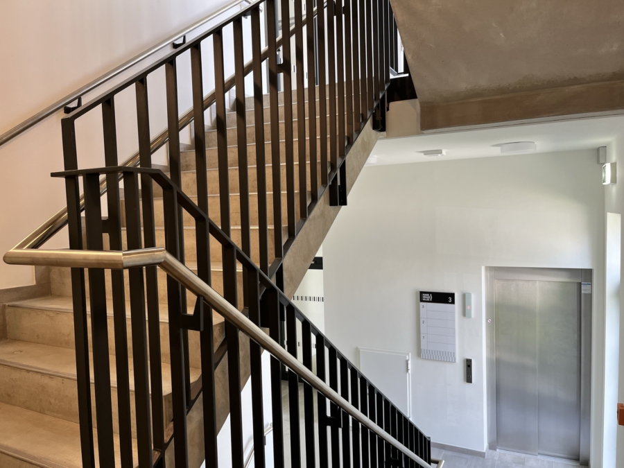Flexibel gestaltbare Büro- Praxis- und Dienstleistungsflächen nahe BER - treppenhaus (13058)