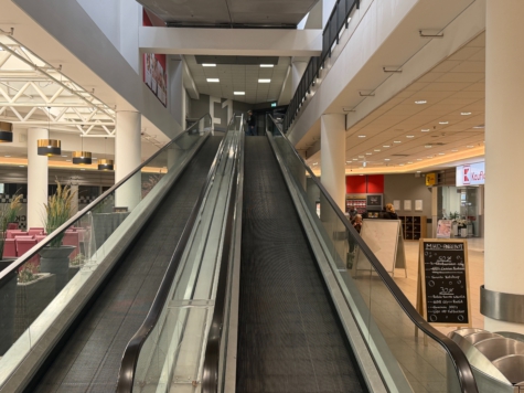 Frequentierte Gewerbefläche im Victoria Center Berlin – ehemals KiK - rolltreppe (12224)