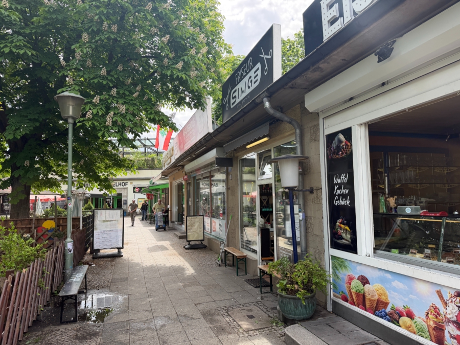 Komplett ausgestattetes Eiscafé zur Übernahme am S-Bahnhof Tempelhof - ladenzeile (12111)