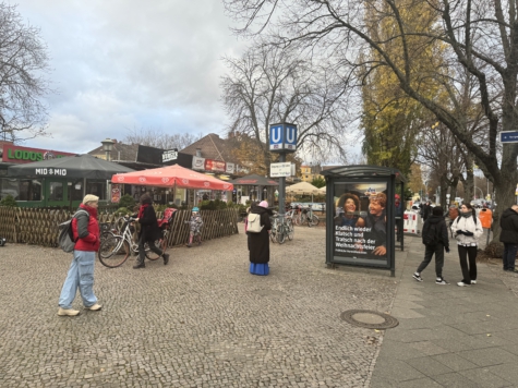 Komplett ausgestattetes Eiscafé zur Übernahme am S-Bahnhof Tempelhof - bushaltestelle vor dem laden (11941)