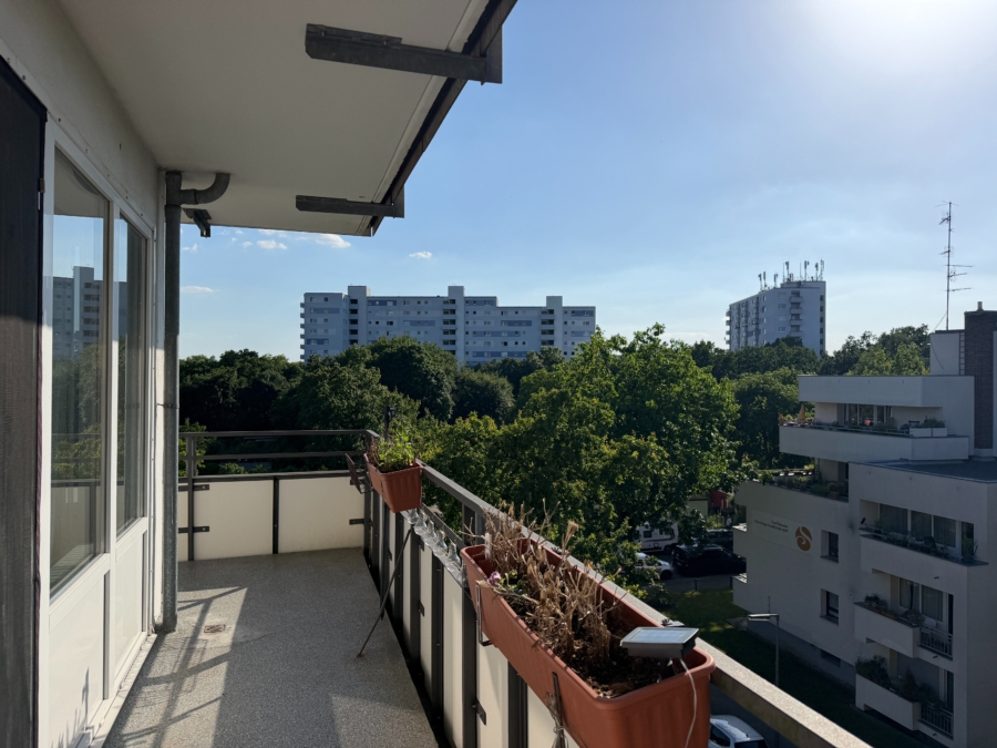 Steglitz – Ruhig gelegene, sanierte 2-Zimmer Wohnung mit Weitblick - umlaufender balkon (13018)