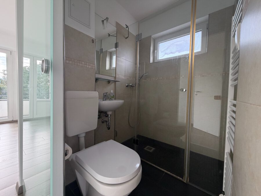Bezugsfrei! Steglitz – Ruhig gelegene, sanierte 2-Zimmer Wohnung mit Weitblick - badezimmer (13504)