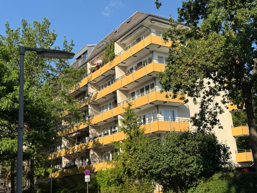 Steglitz – Ruhig gelegene, sanierte 2-Zimmer Wohnung mit Weitblick - hausansicht (13010)