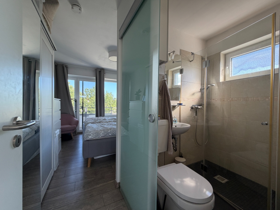 Steglitz – Ruhig gelegene, sanierte 2-Zimmer Wohnung mit Weitblick - duschbad und blick ins schlafzimmer (13015)