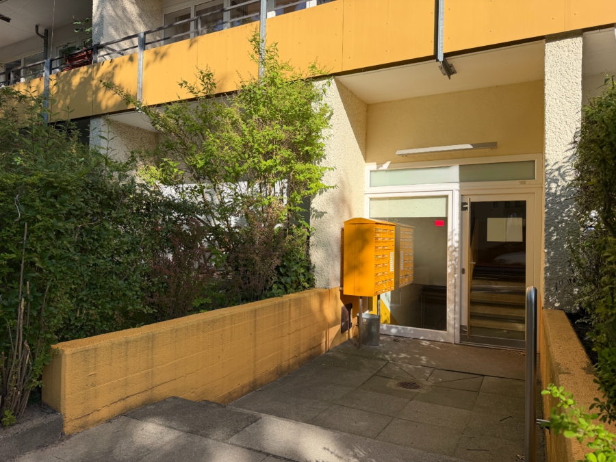 Steglitz – Ruhig gelegene, sanierte 2-Zimmer Wohnung mit Weitblick - hauseingang (13011)