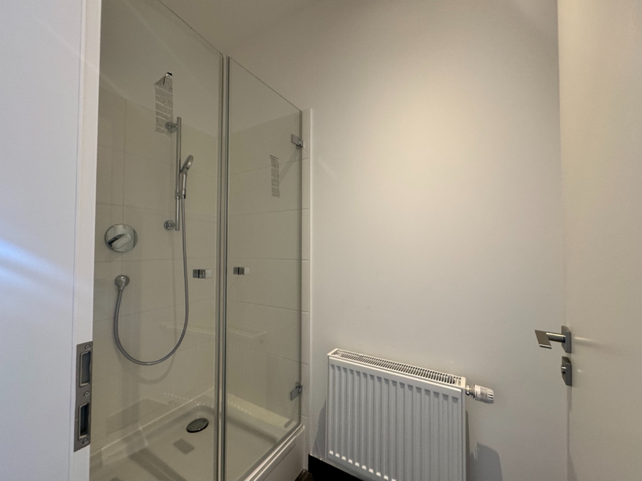 Hochwertig und neu ausgebaute Bürofläche in bester Ku’damm Ecklage - dusche (11818)