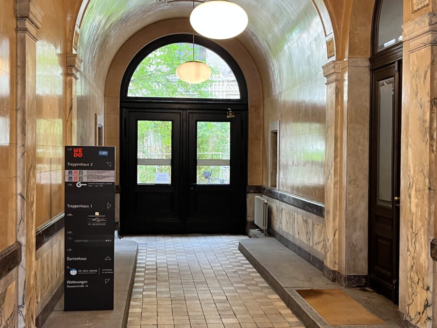 Open Space Büro / Konferenzsaal / Schulungsfläche im historischen Denkmal - flur eingang (13457)