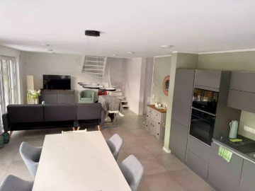 wohnzimmer mit offener küche - Moderne Doppelhaushälfte in Zinnowitz, fußläufig zum Strand