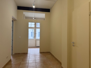 laden links - Laden / Atelier für kreative Berufe im künstlerischem Innenhof