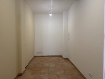 laden links - Laden / Atelier für kreative Berufe im künstlerischem Innenhof