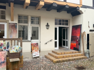 eingang laden links - Laden / Atelier für kreative Berufe im künstlerischem Innenhof