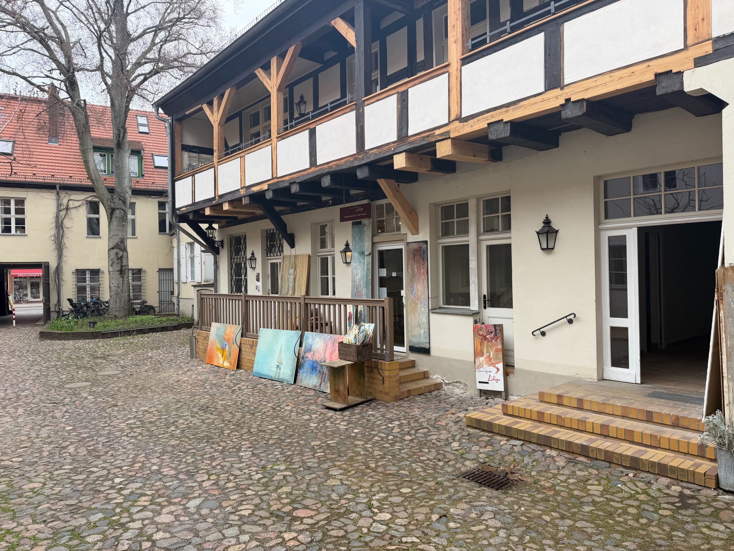 haus innenhof links - Laden / Atelier für kreative Berufe im künstlerischem Innenhof
