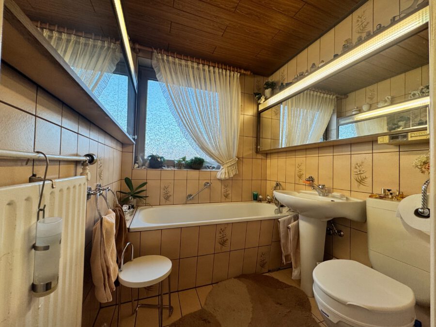 *Einzug ab sofort* Möblierte 2- Zimmer Wohnung mit tollem Ausblick - wannenbad (13274)